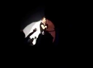Prince Royce desequilibrado: mirá el palo que se pegó el cantante en pleno show