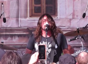¿Cómo suena un clásico de Bryan Adams cantado por Dave Grohl?