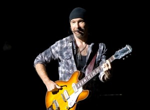 El mal paso de The Edge de U2: se cayó del escenario