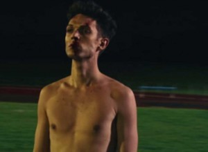 El bajista de Spector se desnuda en el nuevo video de la banda