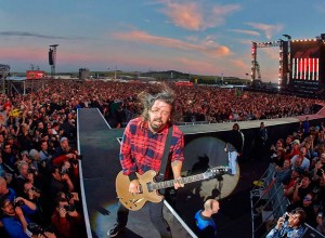 Dave Grohl se fracturó una pierna en pleno show de Foo Fighters y siguió tocando
