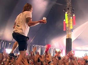 Es un crack: un cantante atrapó un vaso de cerveza en el aire mientras era sostenido por el público en un recital