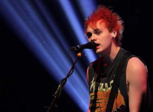 El guitarrista de 5 Seconds of Summer se quemó la cara en pleno show