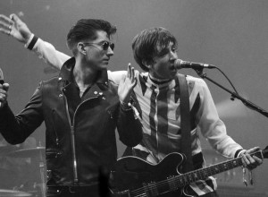 No te lo pierdas: Alex Turner y Miles Kane bailando durante un show de The Strokes