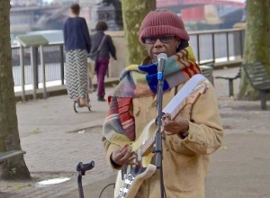 Nile Rodgers tocó en la calle y tardaron en reconocerlo