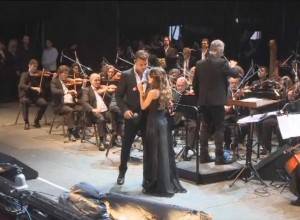 Ricky Martin y Lali Esp&oacute;sito cantaron «Fuego de noche, nieve de d&iacute;a»