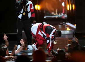 ¿Estás bien? Mirá la caída de P. Diddy en el escenario