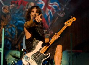 El bajista de Iron Maiden relanzó su carrera solista con un video