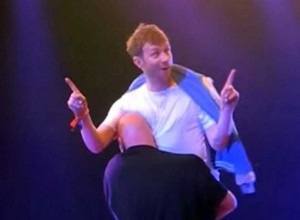 ¿No te cansás?: a Damon Albarn lo tuvo que sacar la gente de seguridad luego de cinco horas de show
