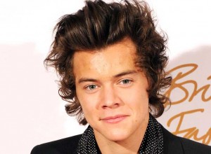 ¡Cuidadoooo! Harry Styles de One Direction se cayó en el escenario