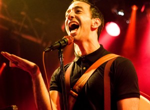 Albert Hammond Jr lanzó el clip de una canción que suena a The Strokes pero más feliz