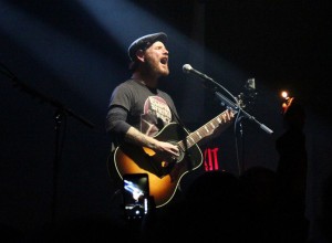 Corey Taylor fogonero: tocó versiones acústicas de Slipknot, Stone Sour, Metallica y Foo Fighters