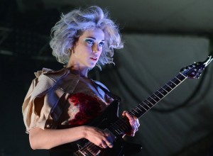 St. Vincent recibió de regalo una guitarra autografiada por David Bowie