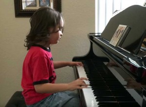 Tiene 7 años y sorprende tocando temas de Taylor Swift en el piano