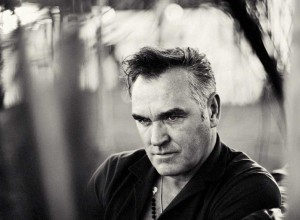 Morrissey muestra la tapa de su nuevo libro