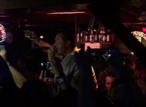 Mir&aacute; a Mike Patton, de Faith No More, tom&aacute;ndose un trago mientras canta «Ashes to Ashes»