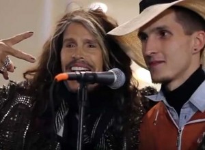 ¡Genio! Steven Tyler sorprendió a un artista callejero en Moscú