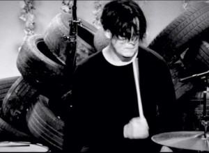 Jack White te enseña técnicas para tocar la batería
