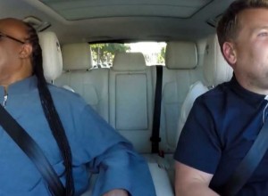 El imperdible karaoke de Stevie Wonder mientras viaja en auto