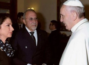 Gloria Estefan y Juanes cantarán para el Papa