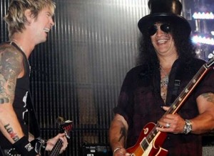 Juntos sobre el escenario, Slash y Duff McKagan tocaron un tema de AC/DC