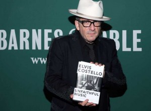 Elvis Costello: 40 años de rock en 700 páginas