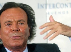 Julio Iglesias cancela shows por problemas de salud