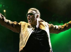 Volvieron los Guns N’Roses, con Axl enyesado