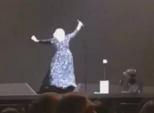 El susto de Adele con un murciélago en pleno show