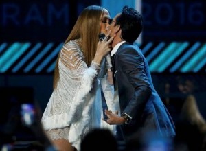 Grammy Latino 2016: Jennifer Lopez y Marc Anthony cantaron un clásico de Pimpinela y lo sellaron con un beso
