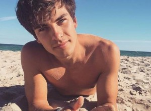 El cantante de DVicio se disculpó por su blooper al anunciar el premio a Juan Gabriel en los Latin Grammy