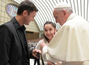Axel cantó por primera vez en el Vaticano ante el Papa Francisco