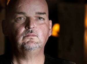 Alain Johannes, una luminaria corrida del foco