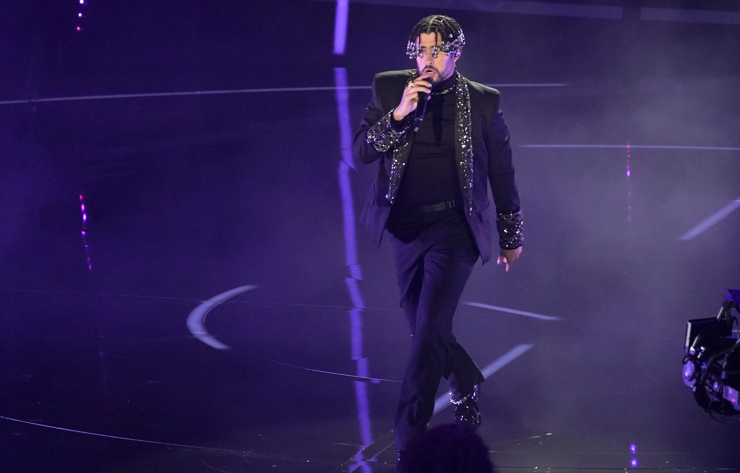 Bad Bunny interpreta "Yo perreo sola" en la ceremonia de los Premios Billboard de la Música, el miércoles 14 de octubre del 2020 en el Teatro Dolby en Los Angeles. (AP Foto/Chris Pizzello)