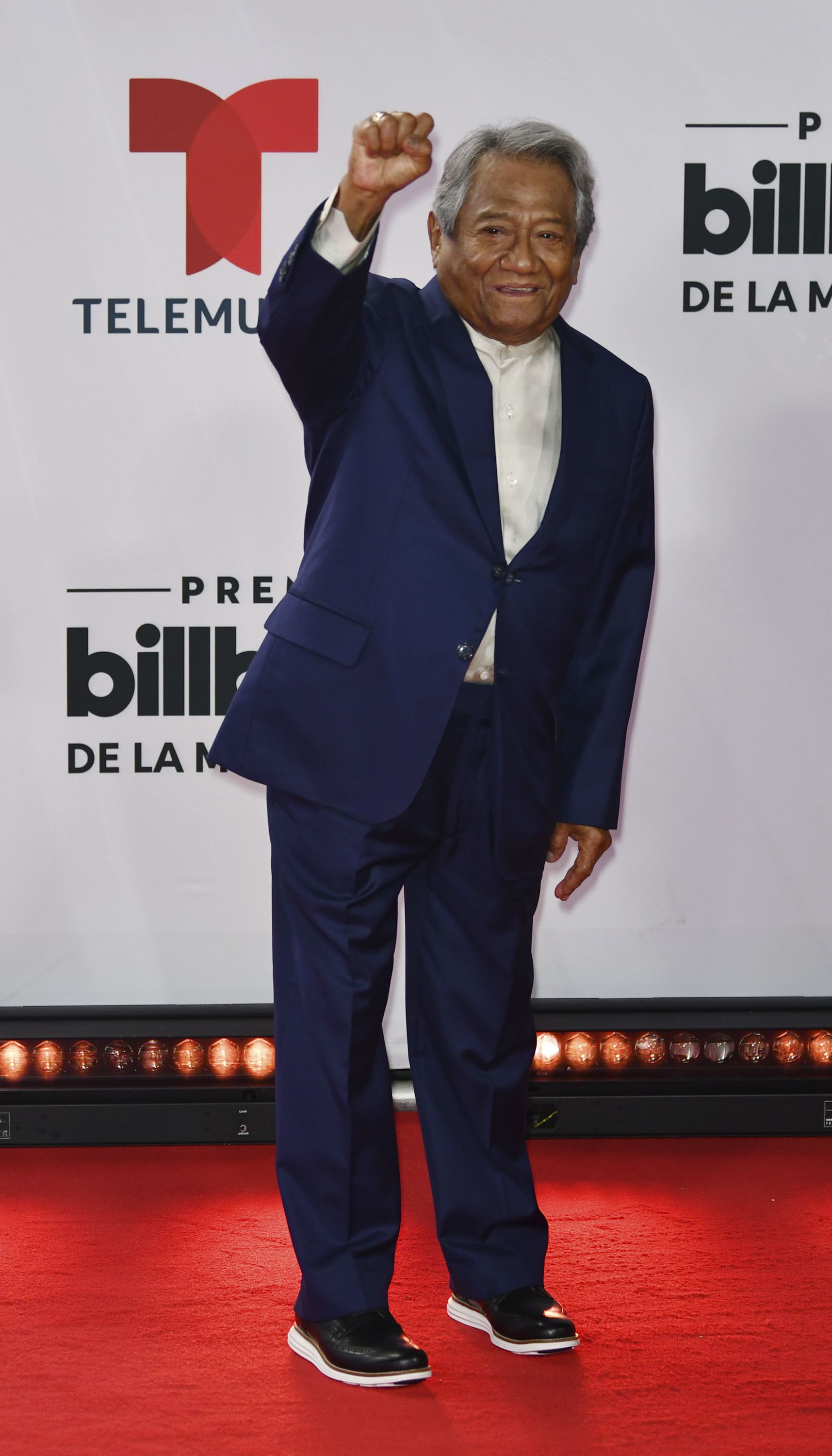 Armando Manzanero llega a la ceremonia de los Premios Billboard de la Música Latina el miércoles 21 de octubre del 2020 en el BB&T; Center en Sunrise, Florida. (Jim Rassol/Invision/AP)
