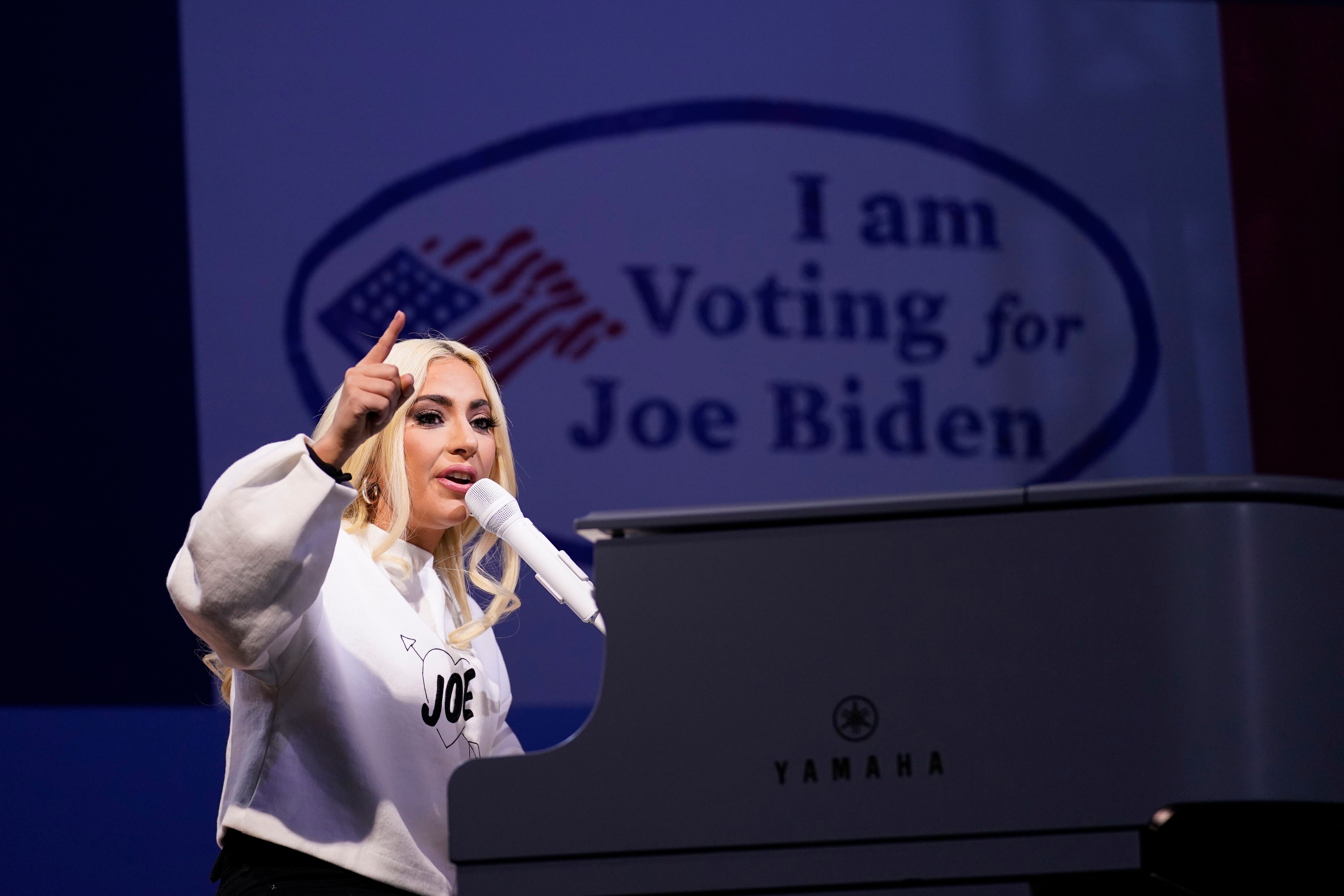 Lady Gaga canta durante un evento de campaña del candidato presidencial demócrata Joe Biden el lunes 2 de noviembre de 2020 en el estadio Heinz Field, en Pittsburgh. (AP Foto/Andrew Harnik)
