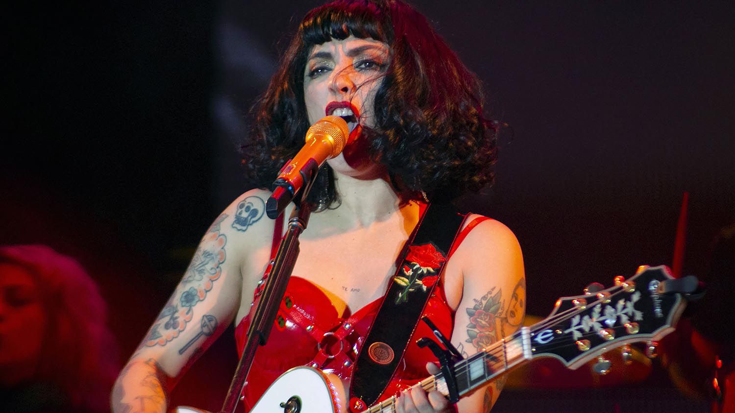 Mon Laferte, en uno de sus últimos shows en vivo. (Foto: AFP)