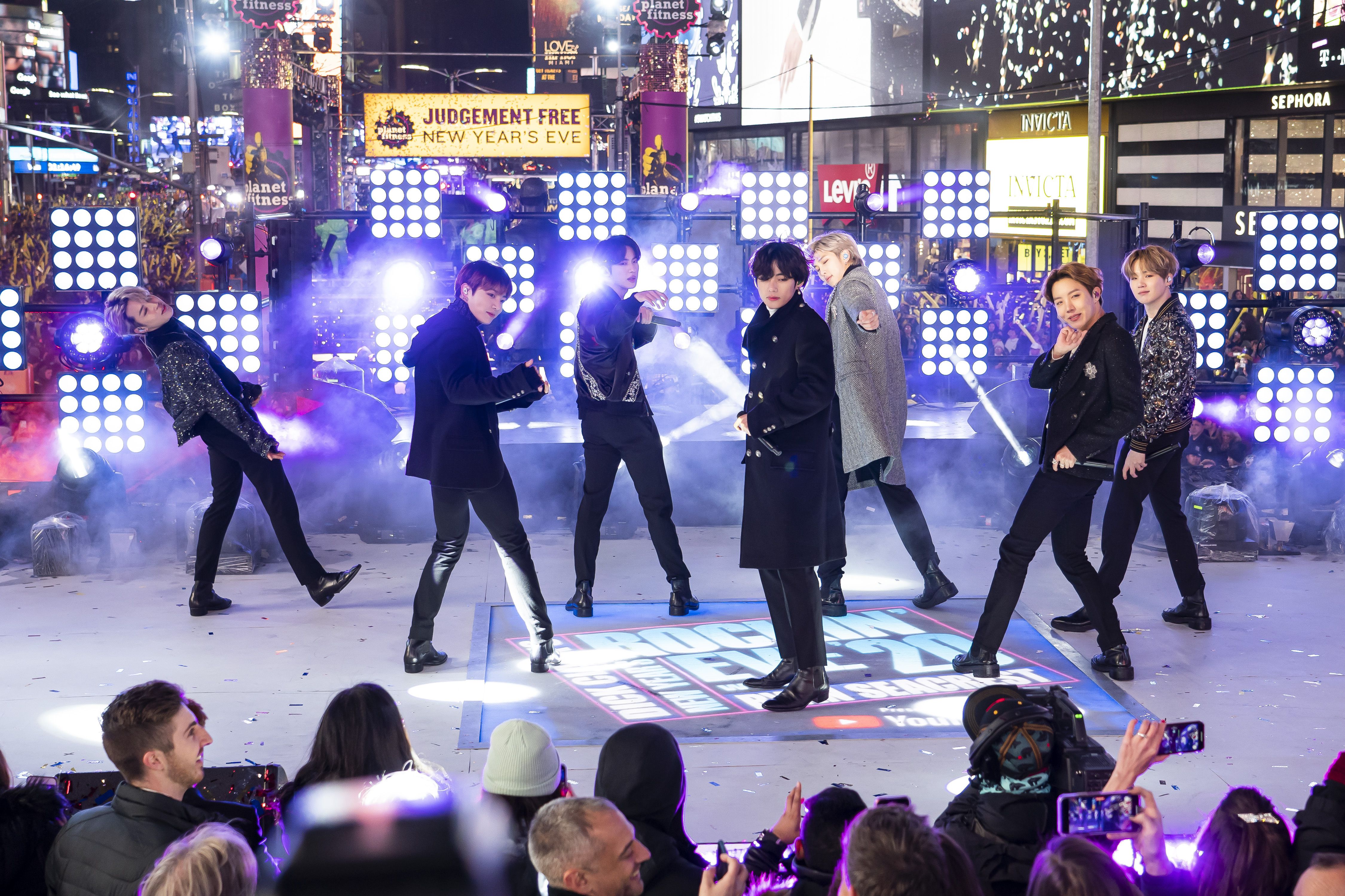 Los miembros de BTS cantan en la celebración de fin de año de Times Square, en Nueva York, el 31 de diciembre de 2019. (Foto por Ben Hider/Invision/AP, Archivo)