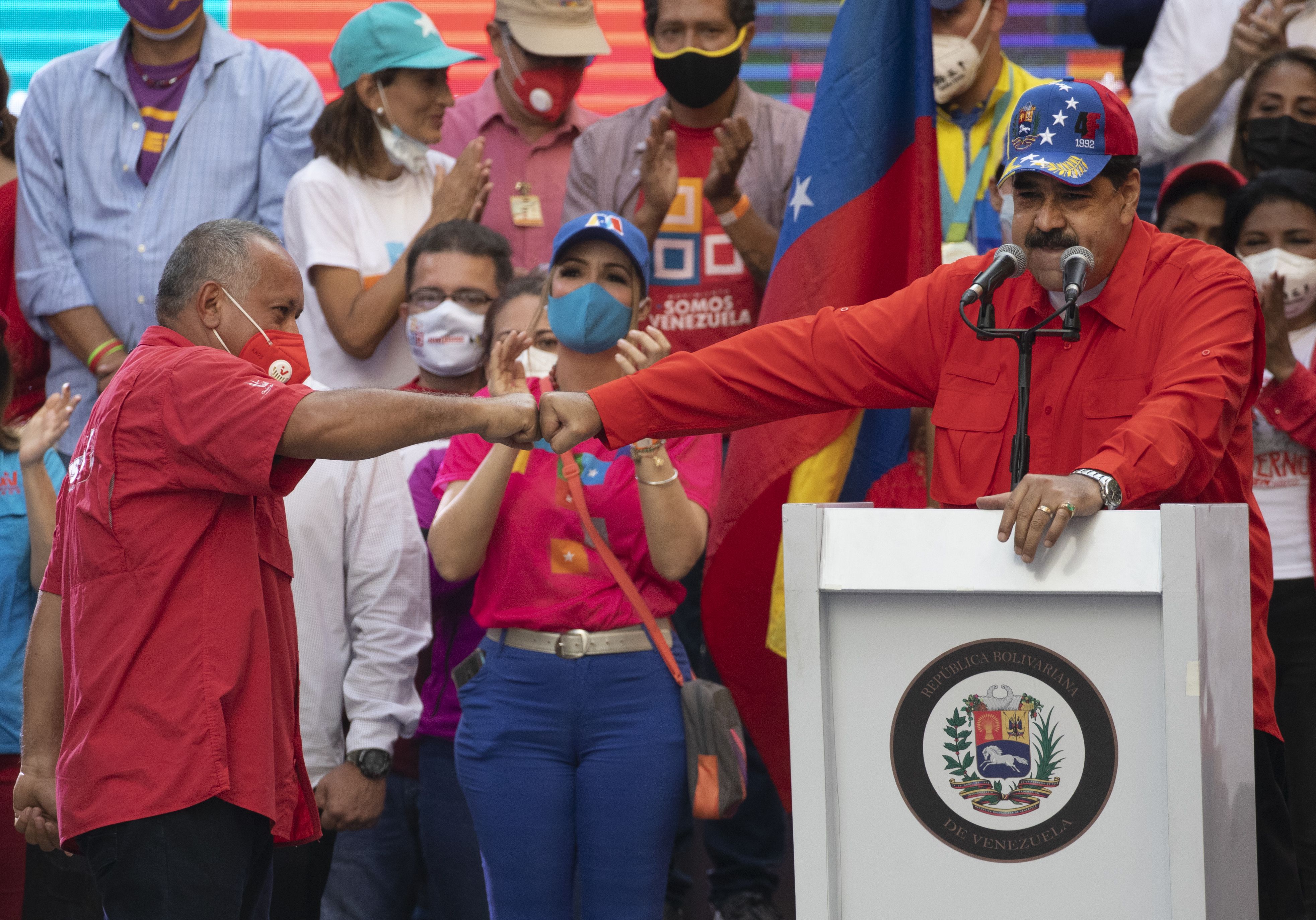 Diosdado Cabello, candidato por el estado de Monagas por el partido Gran Polo Patriótico en las elecciones a la Asamblea Nacional, junto a, Nicolás Maduro. ( Foto: AP/Ariana Cubillos)