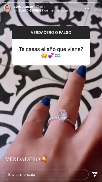 Stefi exhibió el anillo de bodas.