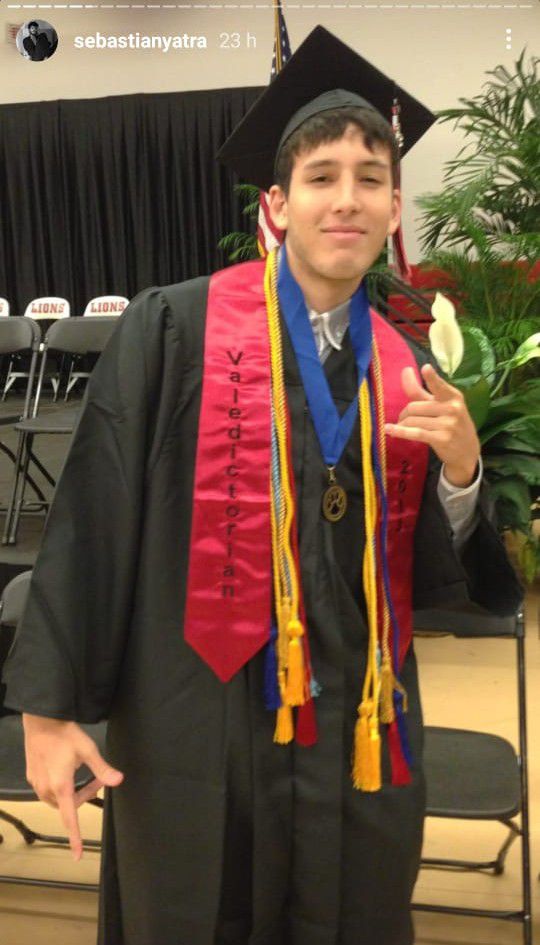 Sebastian Yatra en su graduación.