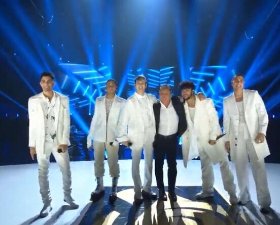 Montaner junto a los CNCO, en el escenario. (Foto: Instagram/@ricardoMontaner)