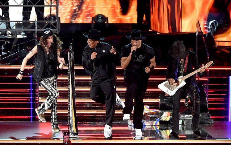 Aerosmith con Run-D.M.C. en el escenario. (foto: twitter de Aerosmith)