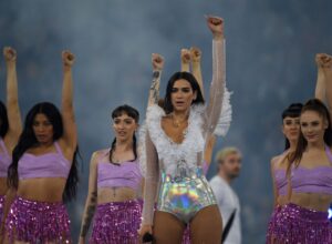 En una reversión inédita, Dua Lipa cambió la historia de “Titanic” en su nuevo videoclip