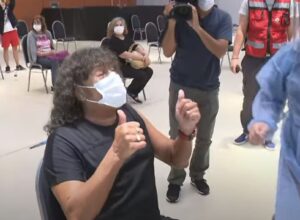 La Mona Jiménez se vacunó contra el coronavirus y lanzó un picante comentario contra Ginés González García