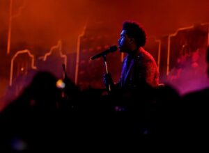 The Weeknd en el Super Bowl: un escenario imponente, fuegos artificiales y una gran coreografía en medio de la cancha