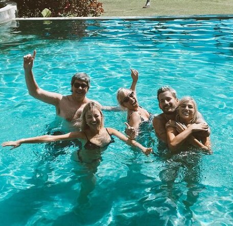Stefi se reencontró con sus papás y hermana después de meses. (Foto: Instagram)