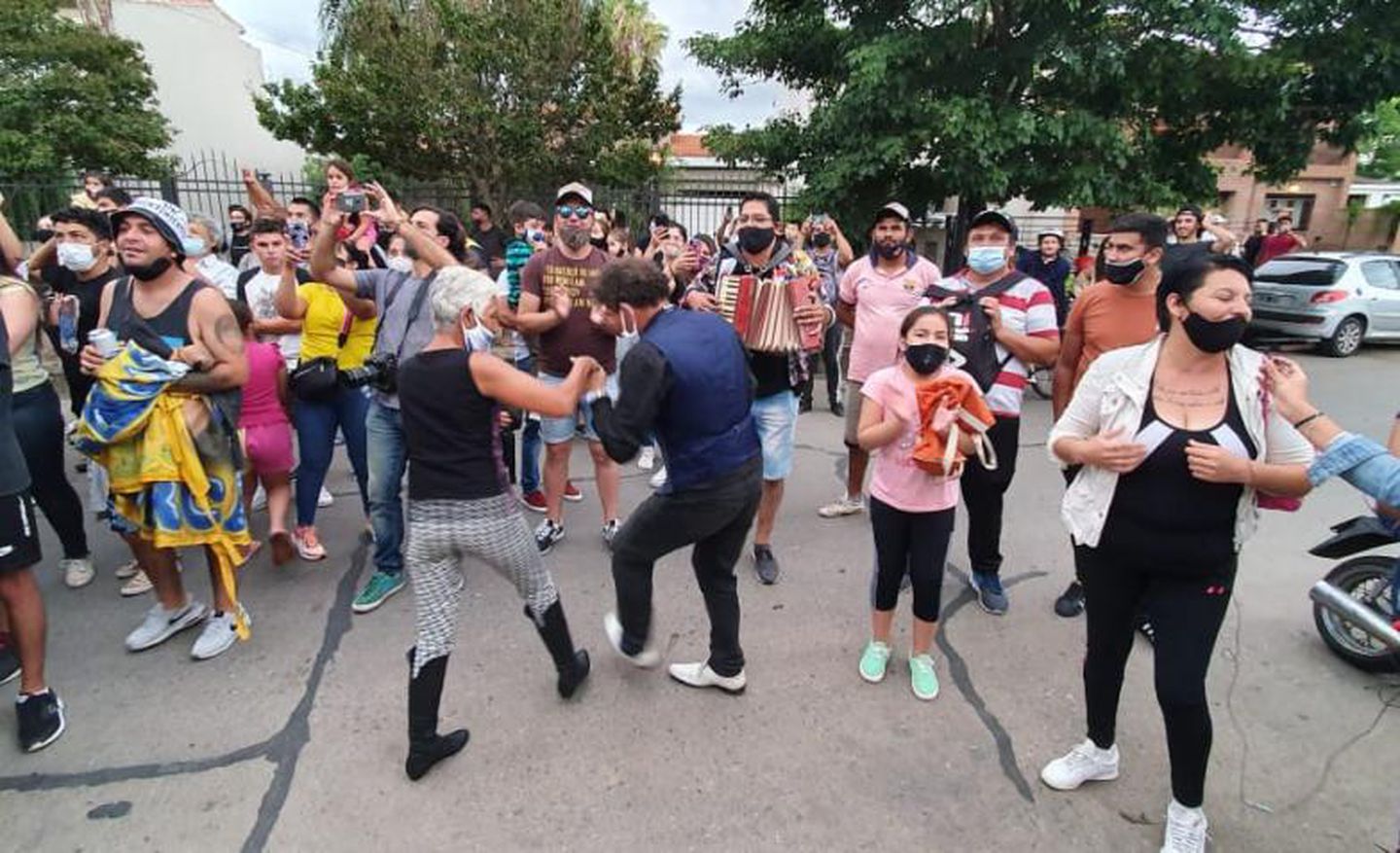 Los fanáticos de la Mona Jiménez se reunieron en la puerta de su casa. (Foto: El doce TV).