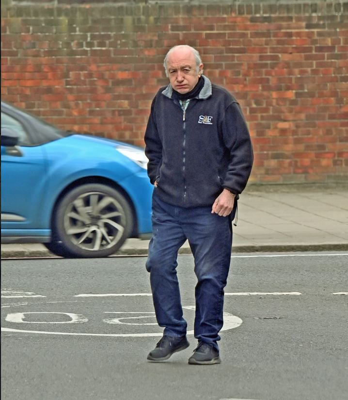 John Deacon, a los 69 años, alejado desde hace un largo tiempo del rock, caminando por Londres (Foto: The Sun).