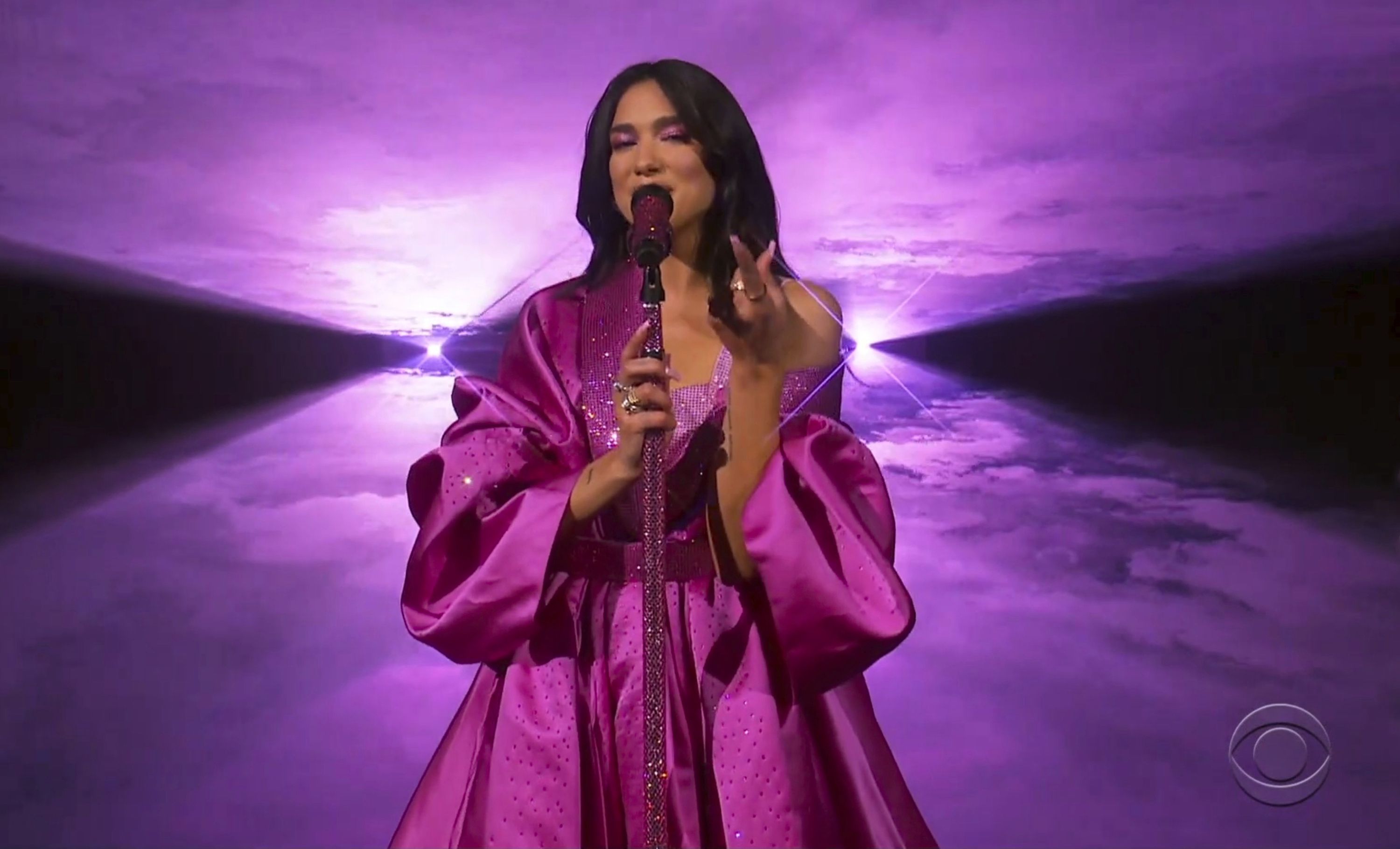 Dua Lipa canta en la ceremonia de los premios Grammy el domingo 14 de marzo de 2021 en el Centro de Convenciones de Los Angeles. (CBS/Academia de la Grabación vía AP)